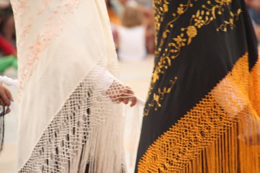 Geleneksel Bask dansı sokak festivalinde