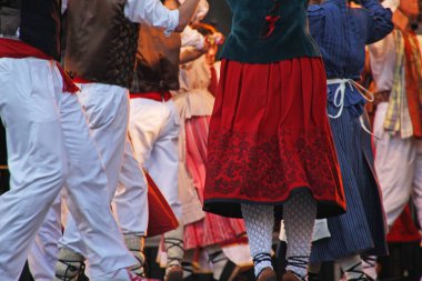 Geleneksel Bask dansı sokak festivalinde