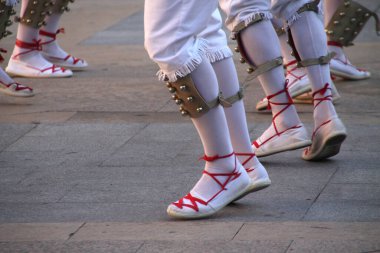 Geleneksel Bask dansı sokak festivalinde
