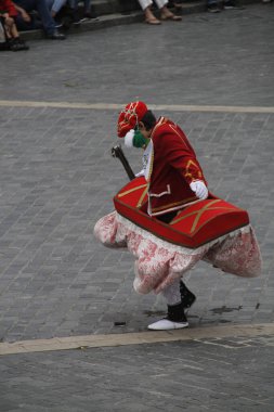 Geleneksel Bask dansı sokak festivalinde