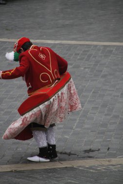 Geleneksel Bask dansı sokak festivalinde