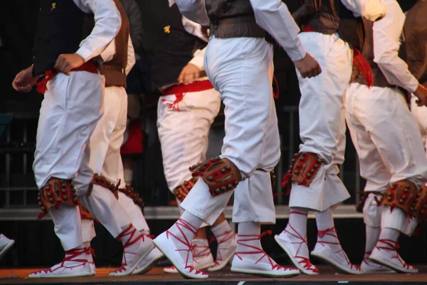 Halk Festivalinde Geleneksel Bas Dansı — Stok fotoğraf