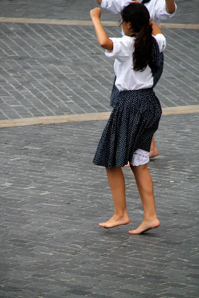 民俗祭の伝統的なバスク舞踊は — ストック写真