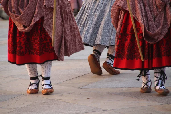街头节的传统巴斯克舞 — 图库照片