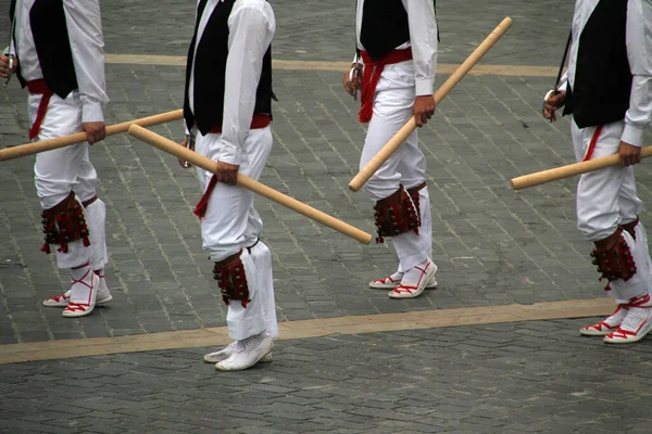 ストリートフェスティバルでの伝統的なバスク舞踊 — ストック写真