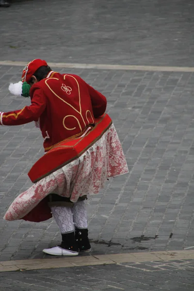 Geleneksel Bask dansı sokak festivalinde