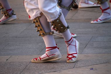 Geleneksel Bask dansı sokak festivalinde