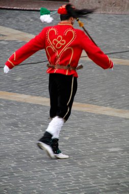 Geleneksel Bask dansı sokak festivalinde