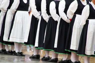 Geleneksel Bask dansı sokak festivalinde