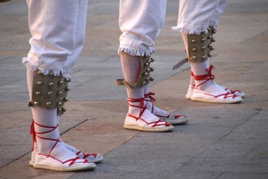 Geleneksel Bask dansı sokak festivalinde