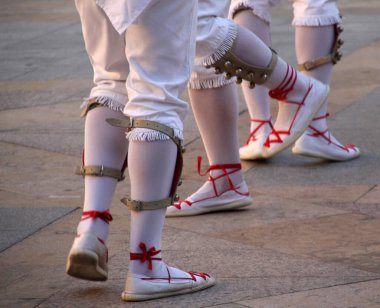 Geleneksel Bask dansı sokak festivalinde