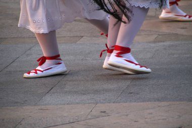 Geleneksel Bask dansı sokak festivalinde