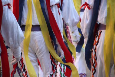 Geleneksel Bask dansı sokak festivalinde