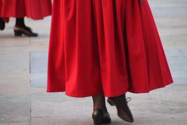 Geleneksel Bask dansı sokak festivalinde