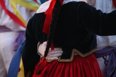 Halk festivalinde geleneksel bas dansı