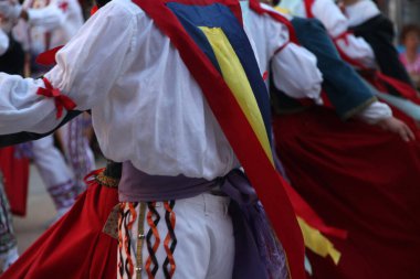 Halk festivalinde geleneksel bas dansı