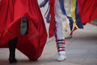 Halk festivalinde geleneksel bas dansı