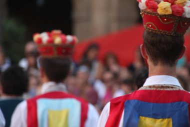 Halk festivalinde geleneksel bas dansı