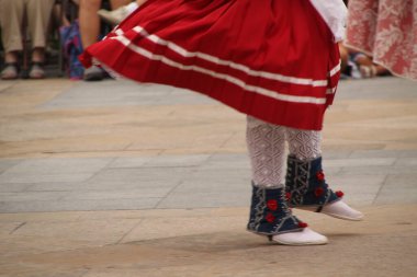 Halk festivalinde geleneksel bas dansı