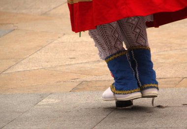 Halk festivalinde geleneksel bas dansı