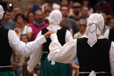 Halk festivalinde geleneksel bas dansı