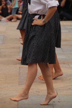 Halk festivalinde geleneksel bas dansı