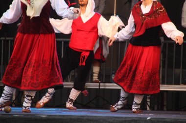 Halk festivalinde geleneksel bas dansı