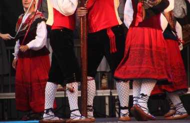 Halk festivalinde geleneksel bas dansı