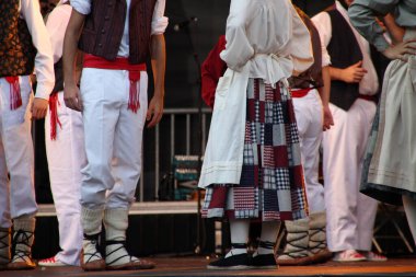 Halk festivalinde geleneksel bas dansı