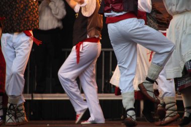 Halk festivalinde geleneksel bas dansı