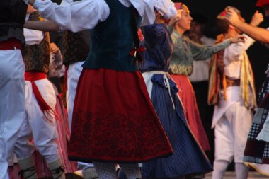 Halk festivalinde geleneksel bas dansı