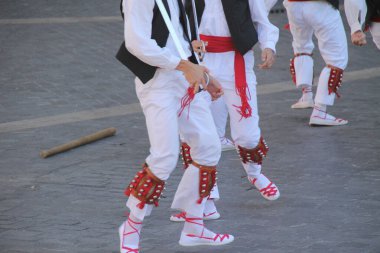 Halk festivalinde geleneksel bas dansı