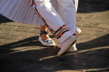 Halk festivalinde geleneksel bas dansı