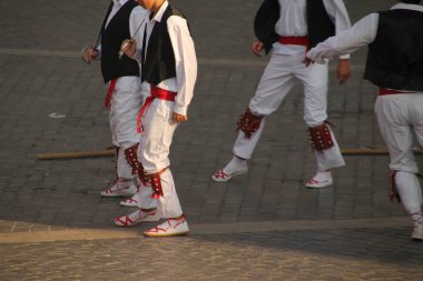 Halk festivalinde geleneksel bas dansı