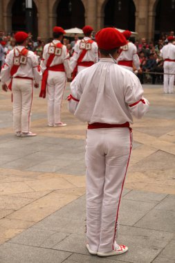 Halk festivalinde geleneksel bas dansı
