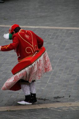 Halk festivalinde geleneksel bas dansı