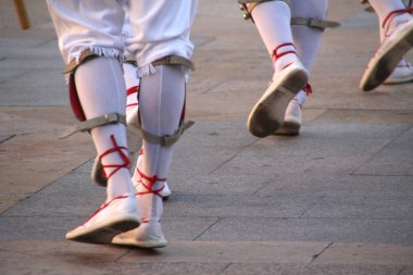 Halk festivalinde geleneksel bas dansı