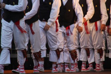 Halk festivalinde geleneksel bas dansı