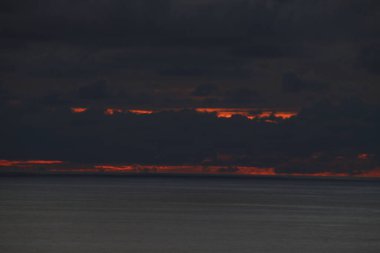 Akşamları Kuzey İspanya kıyılarının manzarası