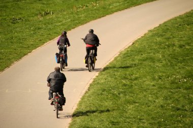 Kentsel bir ortamda bisiklet sürmek