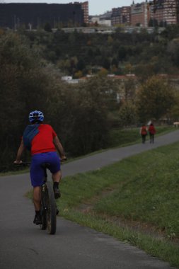 Kentsel bir ortamda bisiklet sürmek