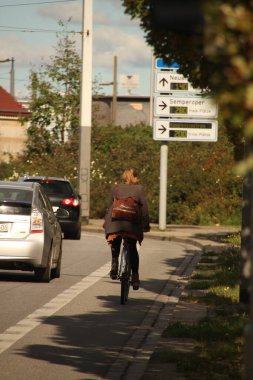 Kentsel bir ortamda bisiklet sürmek