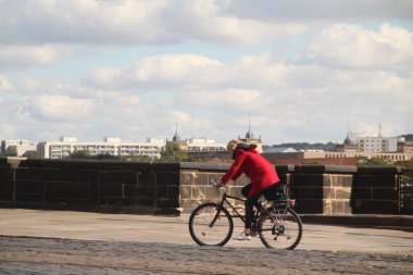 Kentsel bir ortamda bisiklet sürmek