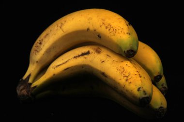 Siyah arka planda muzlar