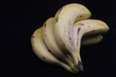 Siyah arka planda muzlar