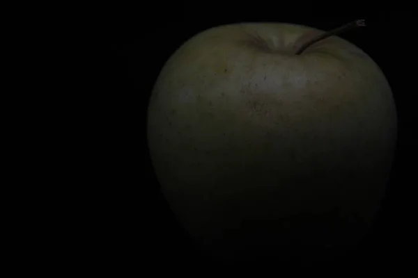 Pomme Jaune Isolée Fond Noir — Photo