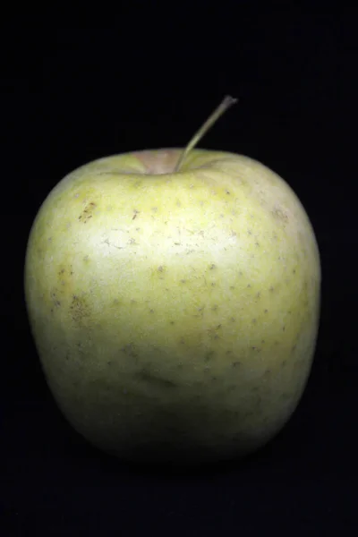 黑色背景的孤立黄色苹果 — 图库照片