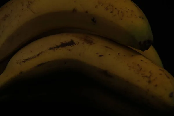 Egy Rakás Banán Fekete Háttérben — Stock Fotó