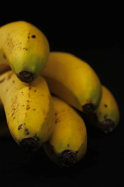 Bunch Bananer Svart Bakgrund — Stockfoto