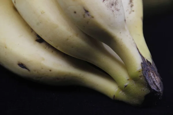 Egy Rakás Banán Fekete Háttérben — Stock Fotó